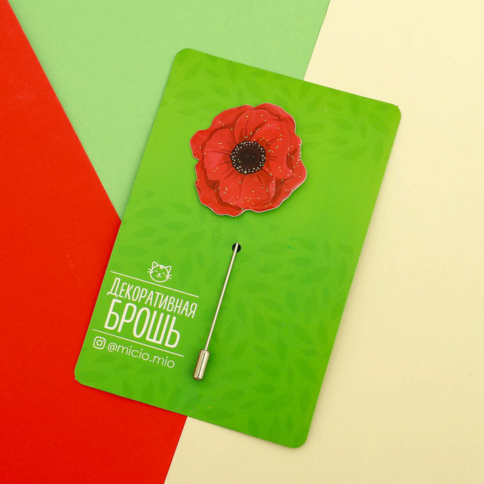 Брошь на открытке "Мак"