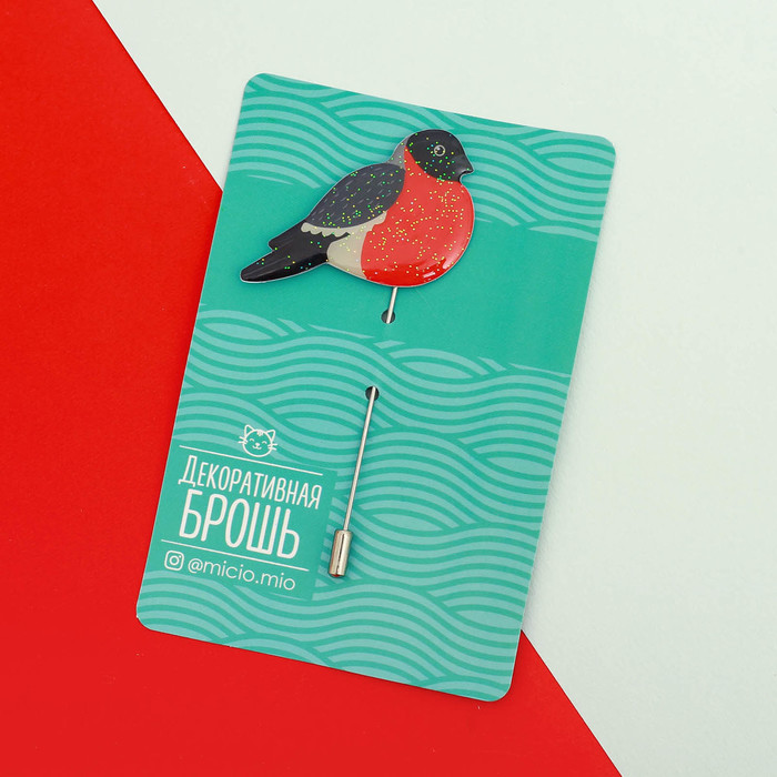 Брошь на открытке "Снегирь"