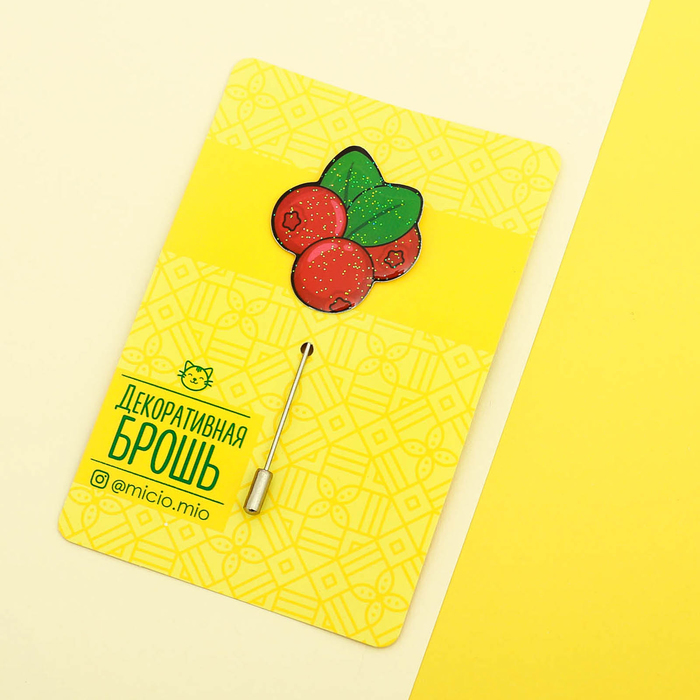 Брошь на открытке "Брусника"