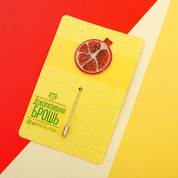 Брошь на открытке "Гранат"