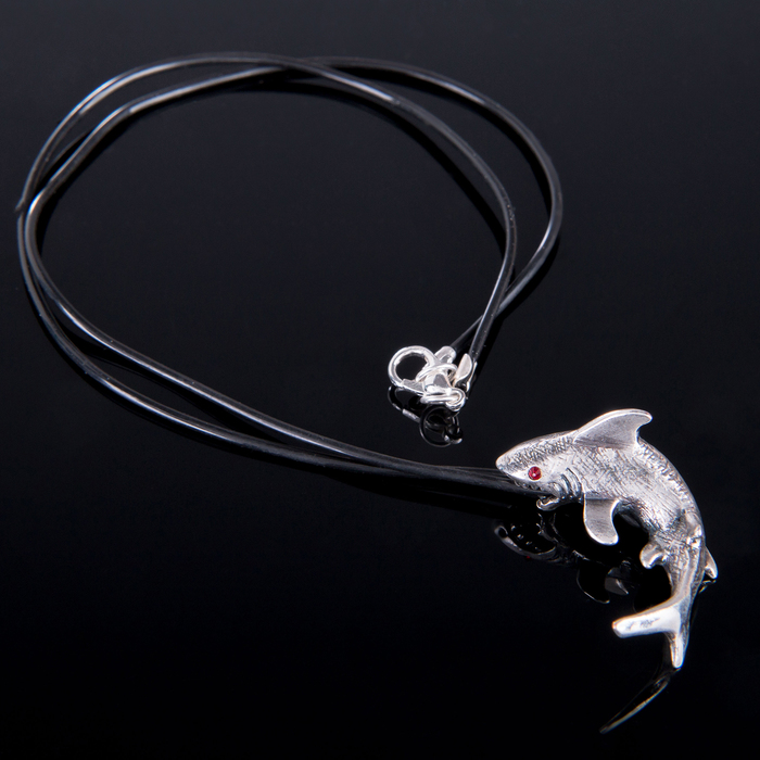 Кулон бижар "Акула", цвет красный в чернёном серебре