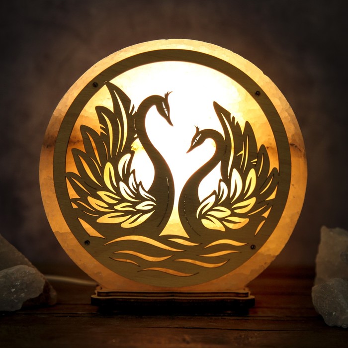 Соляной светильник "Лебеди", круглый, деревянный декор, цельный кристалл