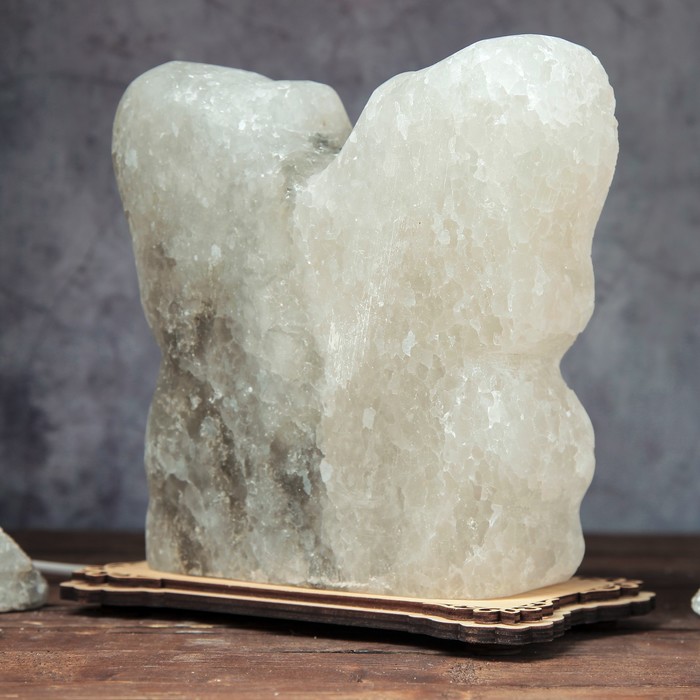 Соляной светильник "Бабочка", фигурный, деревянный декор, цельный кристалл