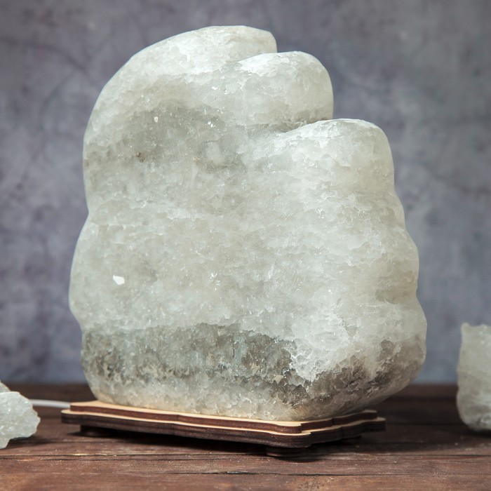 Соляной светильник "Сова на книгах", фигурный, деревянный декор, цельный кристалл