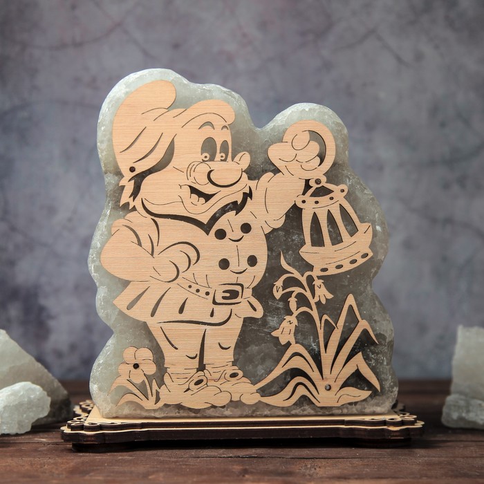 Соляной светильник "Гном с фонариком", фигурный, деревянный декор, цельный кристалл