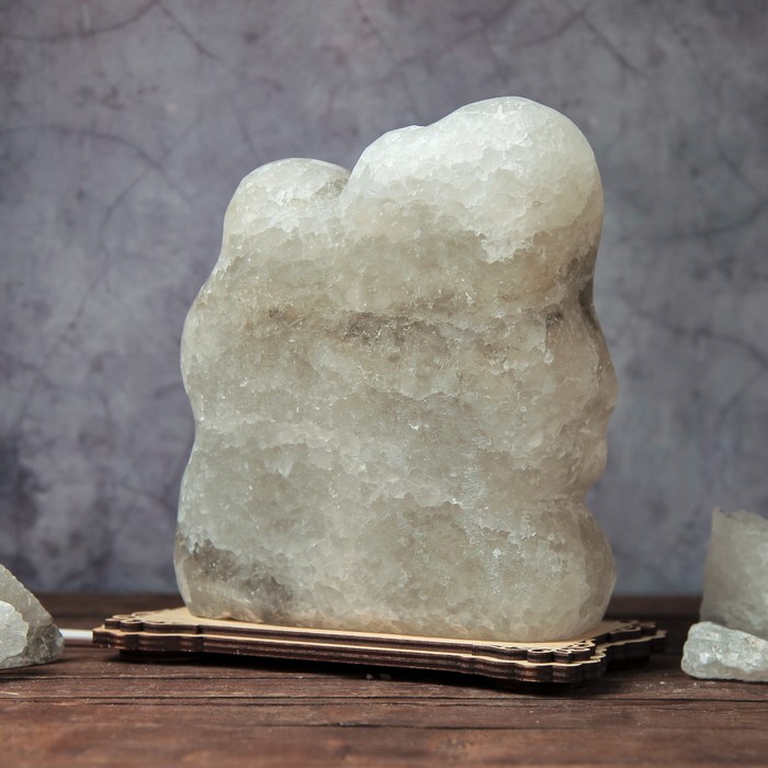 Соляной светильник "Гном с фонариком", фигурный, деревянный декор, цельный кристалл