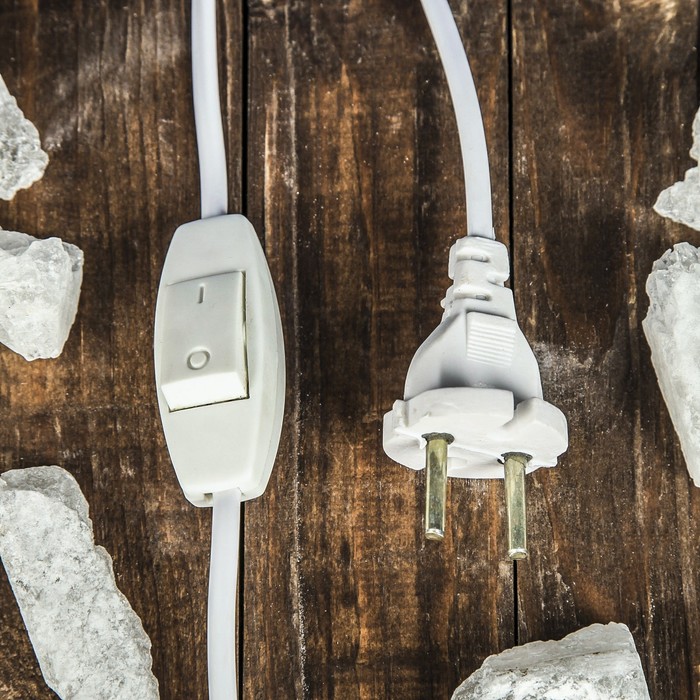 Соляной светильник "Гном с фонариком", фигурный, деревянный декор, цельный кристалл