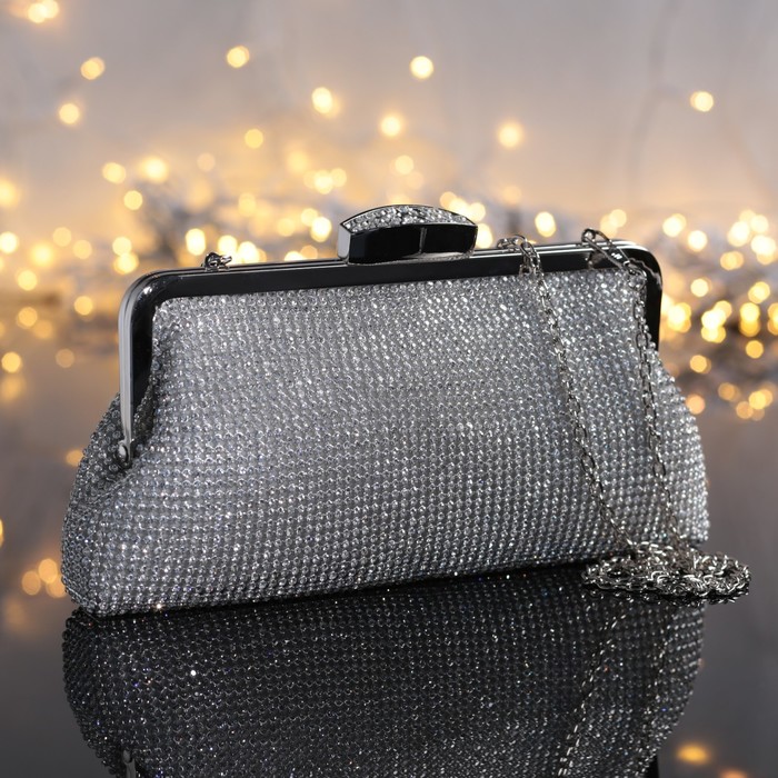 Клатч женский, отдел на фермуаре, длинная цепь, цвет серебряный