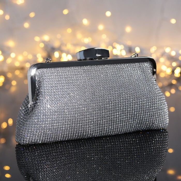 Клатч женский, отдел на фермуаре, длинная цепь, цвет серебряный