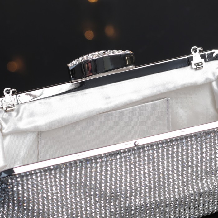 Клатч женский, отдел на фермуаре, длинная цепь, цвет серебряный