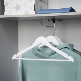 Вешалка-плечики для одежды с антискользящей перекладиной Доляна, размер 44-48, цвет белый