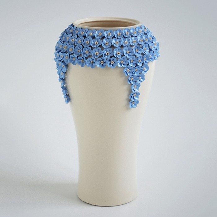 Ваза "Пена" 38 см белая с сине-белой лепкой