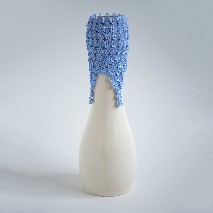 Ваза "Пена" 48 см белая с сине-белой лепкой