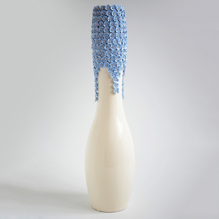 Ваза "Пена" 75 см белая с сине-белой лепкой