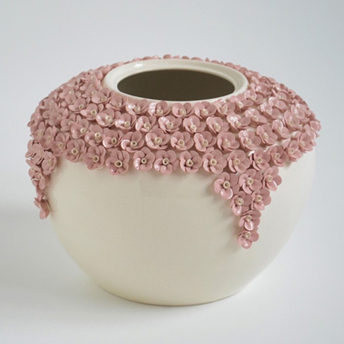 Ваза "Пена" шарик 22 см белая с розово-белой лепкой