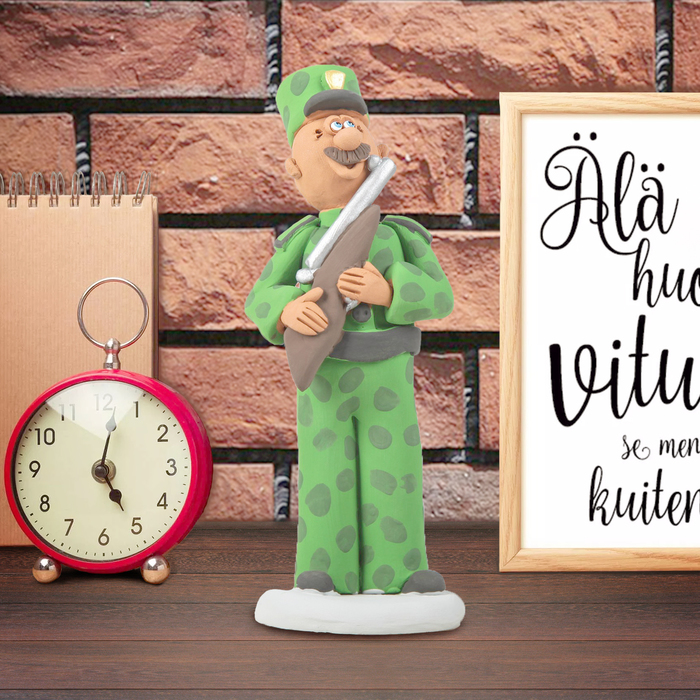 Статуэтка "Военный"