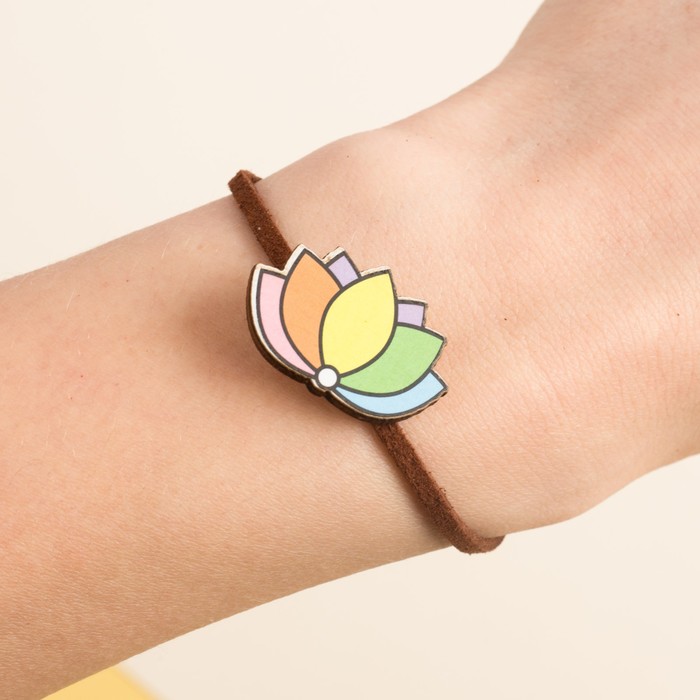 Браслет с фигурной подвеской "Лотос"