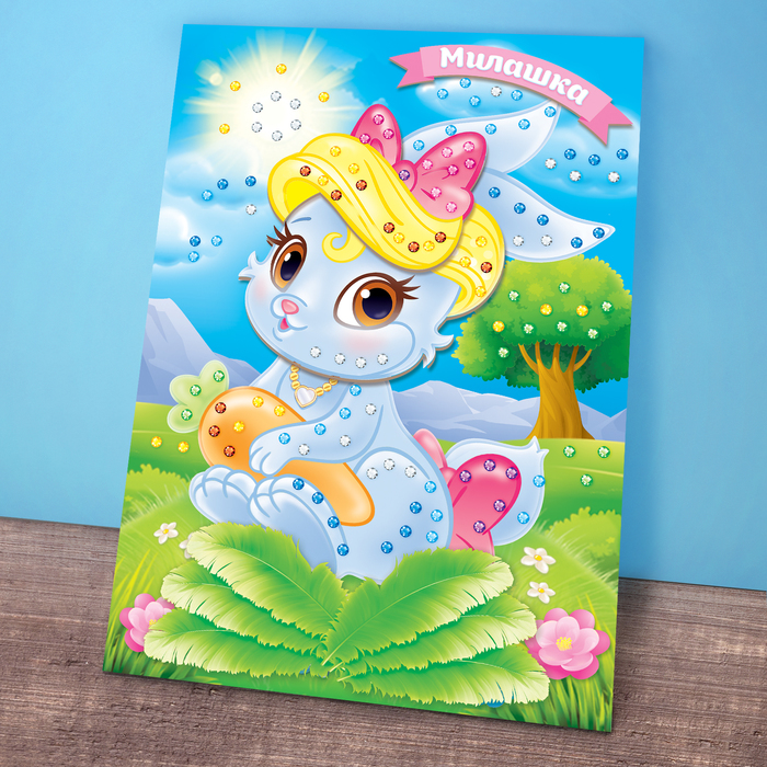 Аппликация перьями и стразами "Зайка" с объемными элементами