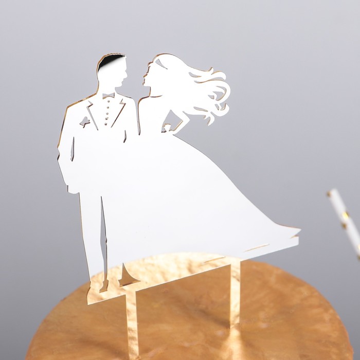 Топпер на торт "Рука об руку" 13х18 см, цвет золото