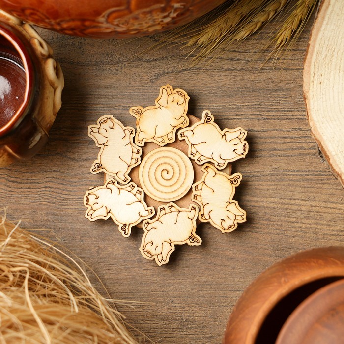 Подставка под горячее «Мечтательный поросёнок», D = 11 см, можжевельник