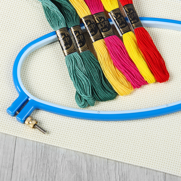 Набор для вышивания №3, 8 предметов: канва, мулине, пяльцы