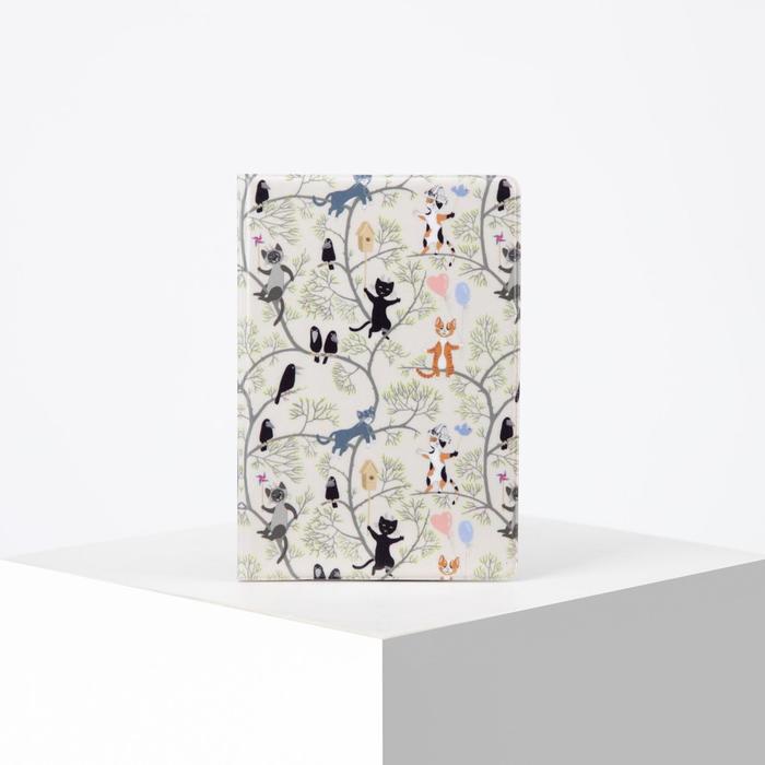 Обложка для паспорта, с нанесенным рисунком "Коты на дереве"