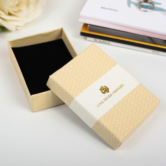 Коробка подарочная 7 х 9 х 2,5 см