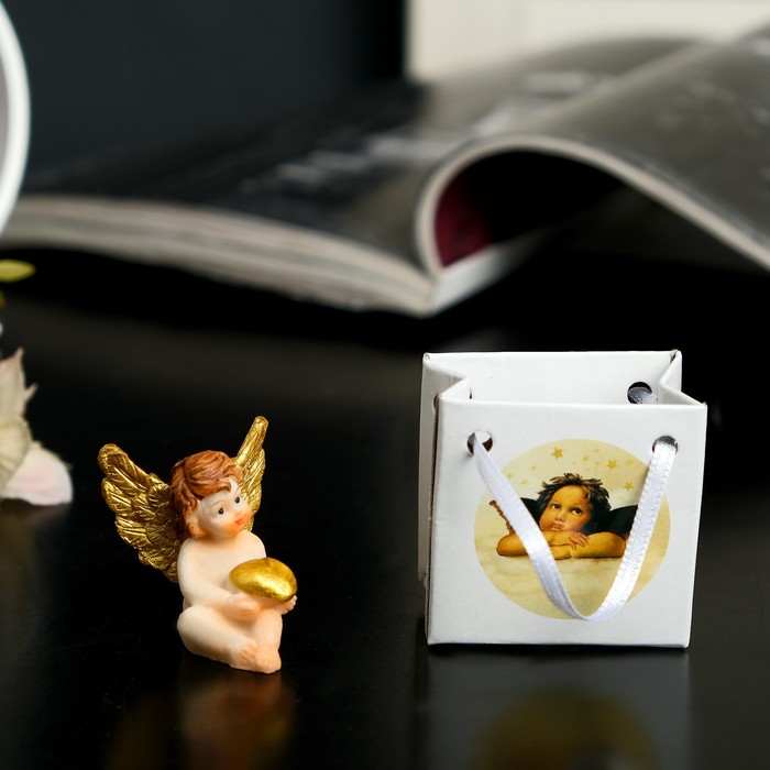 Сувенир полистоун "Ангел с золотыми крыльями и золотым сердцем" в пакетике МИКС 3,3х3,8х3см