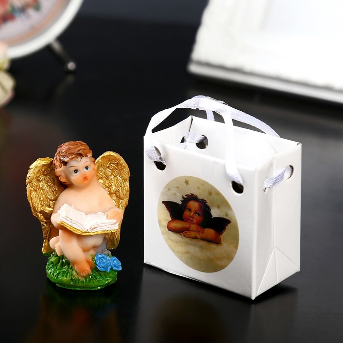 Сувенир полистоун "Ангелочек с золотыми крыльями читающий" в пакетике МИКС 5х4х2,8 см