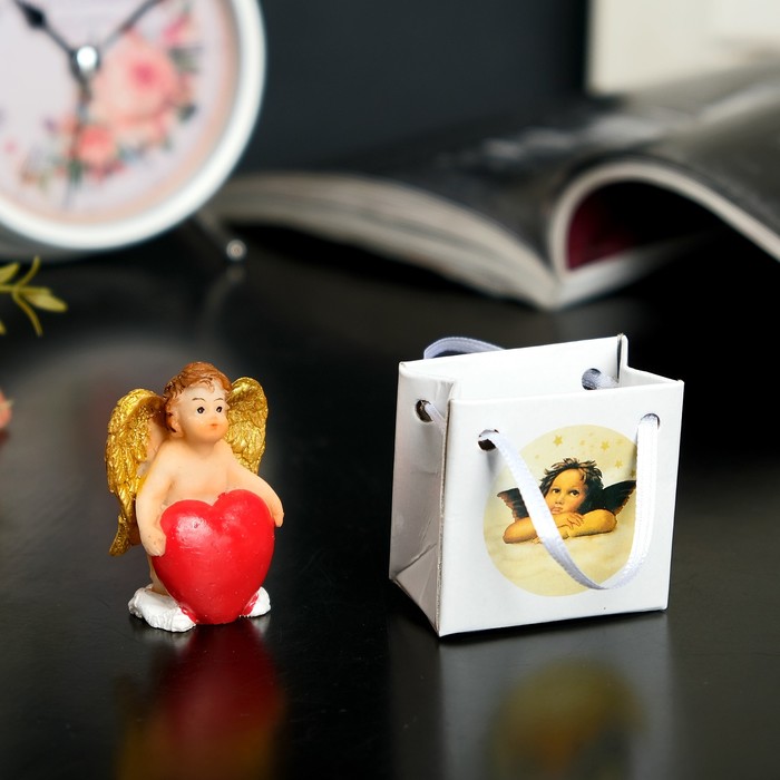 Сувенир полистоун "Ангел с золотыми крыльями и красным сердцем" в пакетике МИКС 5,5х4х2,5см