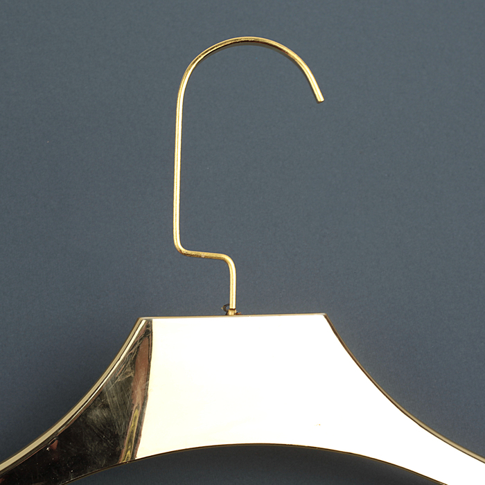 Вешалка-плечики 40х2,5х22,5 см, глянец с ребристыми плечиками, цвет золото