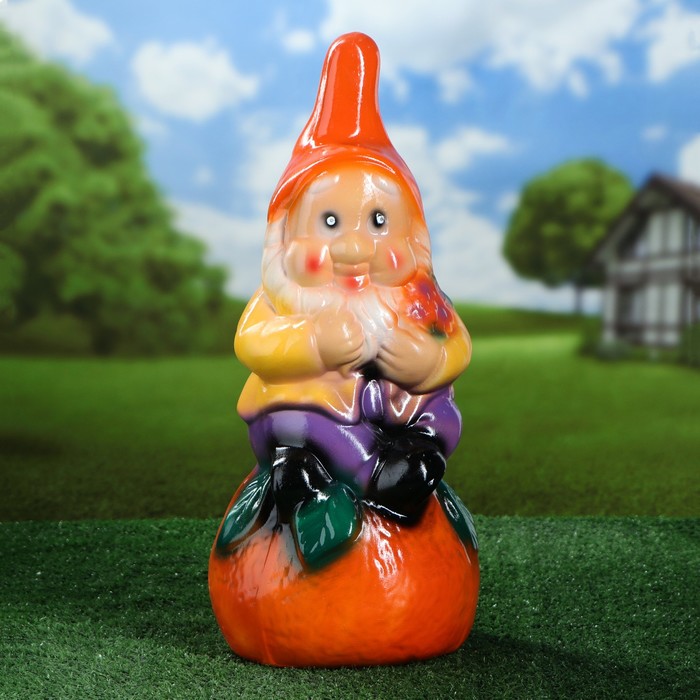 Садовая фигура "Гном на апельсине"