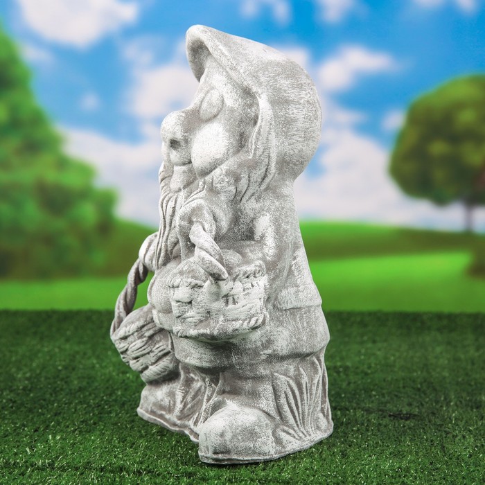 Садовая фигура "Гном с корзиной" камень