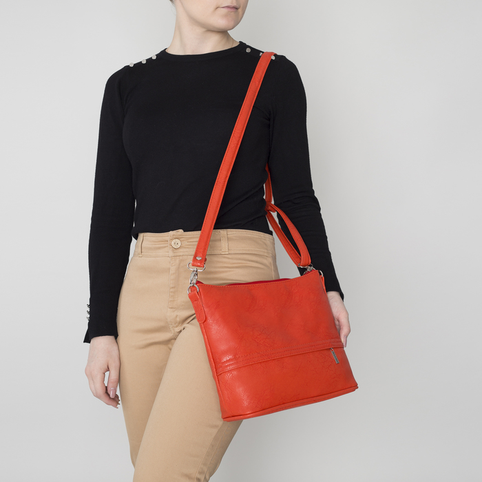 Сумка женская, отдел на молнии, 2 наружных кармана, регулируемый ремень, цвет красный