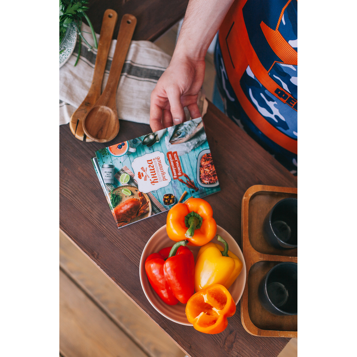 Кулинарная книга, силиконовая лопатка и кисточка "Вкусная еда - залог счастливой жизни!"