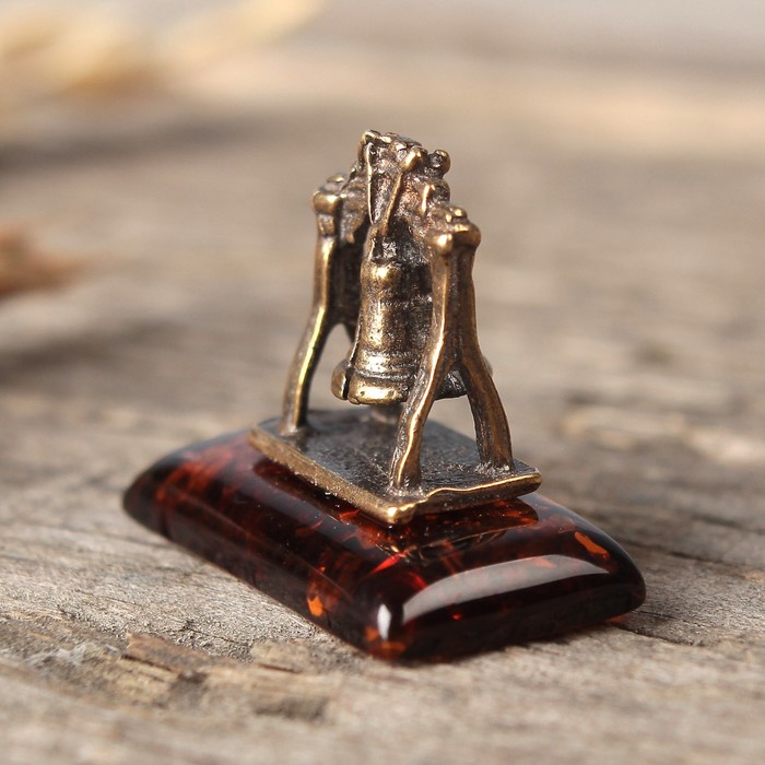 Сувенир из латуни и янтаря "Колокол"