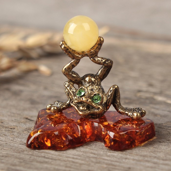 Сувенир из латуни и янтаря "Лягушка акробат"