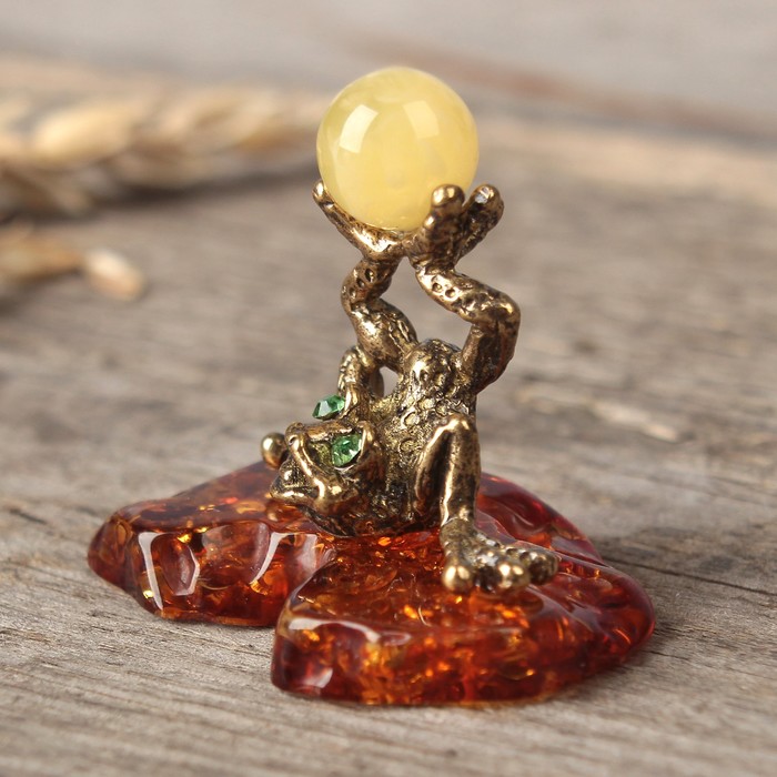 Сувенир из латуни и янтаря "Лягушка акробат"