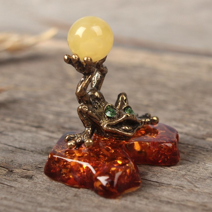 Сувенир из латуни и янтаря "Лягушка акробат"