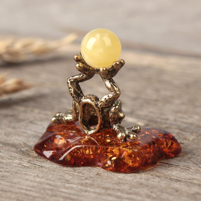 Сувенир из латуни и янтаря "Лягушка акробат"