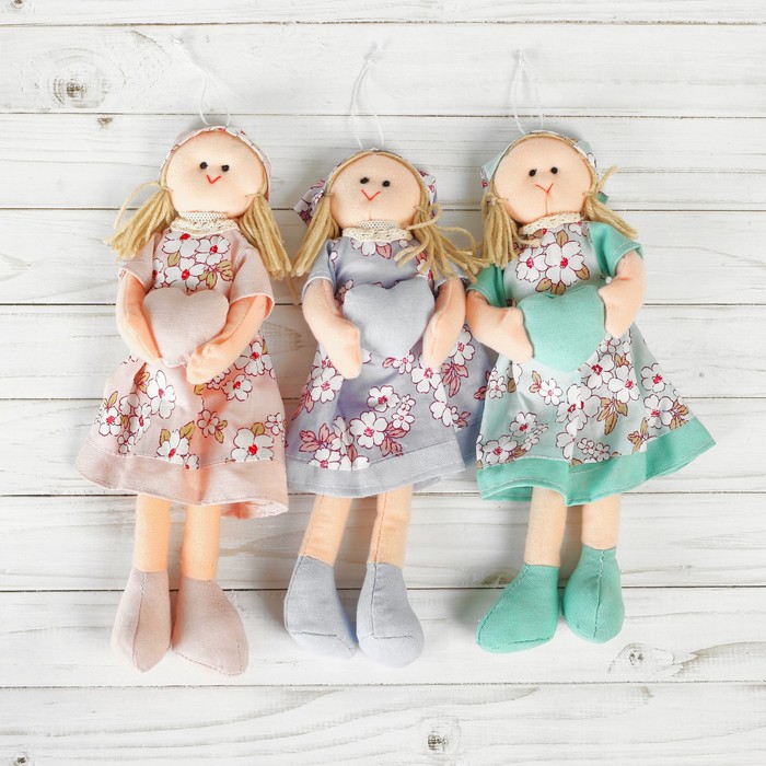 Мягкая игрушка-подвеска кукла "Инна" сердце в ручках, платье в цветочек, цвета МИКС