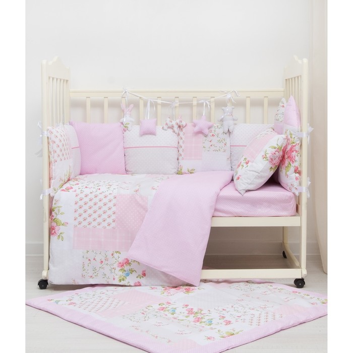 Комплект в кроватку ПРЕМИУМ Цветочки пэчворк, 22 предмета, цв розовый, бязь