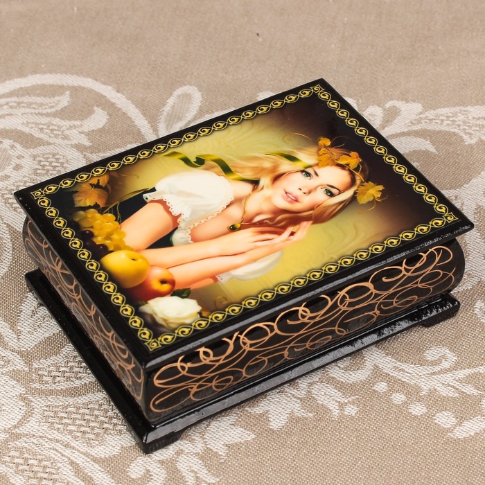 Шкатулка «Портрет 39», лаковая миниатюра, 8х10,5 см