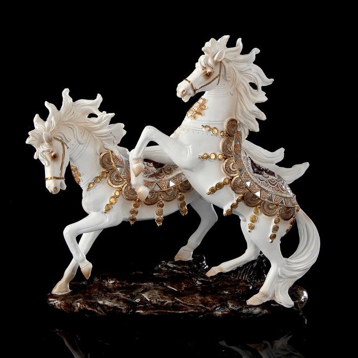 Сувенир полистоун "Арабские скакуны с ажурными попонами на камне" 24х24,5х9,5 см