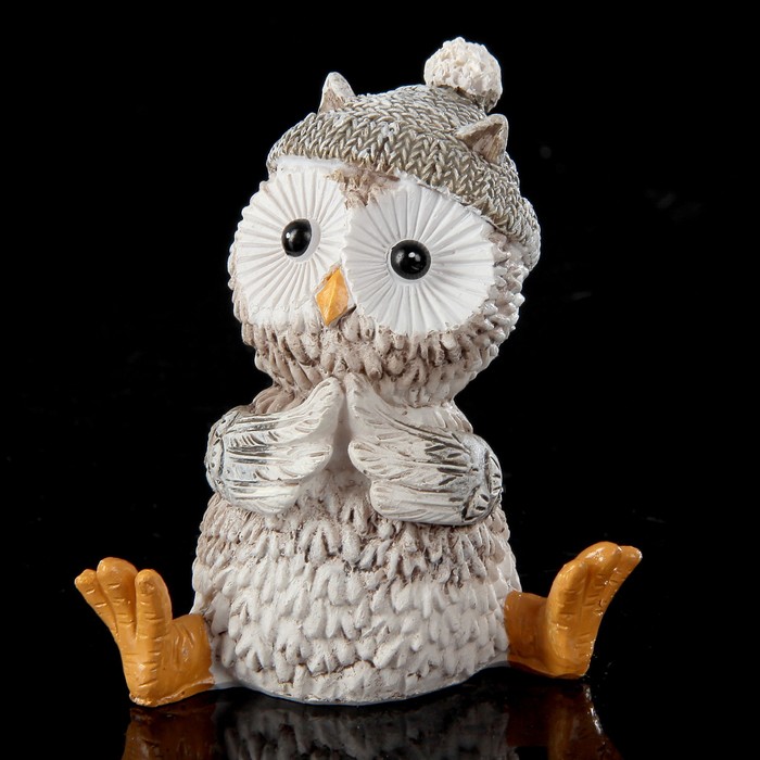 Сувенир полистоун "Серый совёнок в шапочке" 7,5х7,5х4,3 см