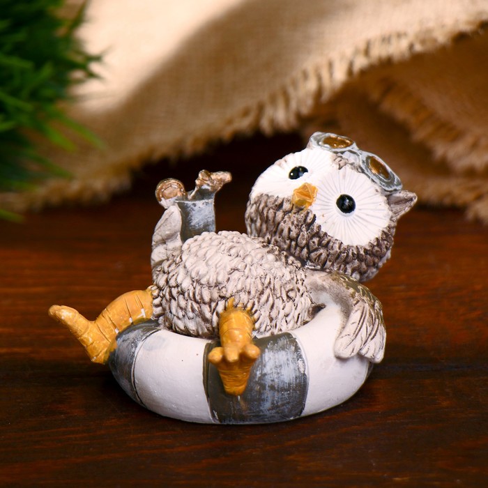 Сувенир полистоун "Серый совёнок на надувном круге" 5х8,7х6 см