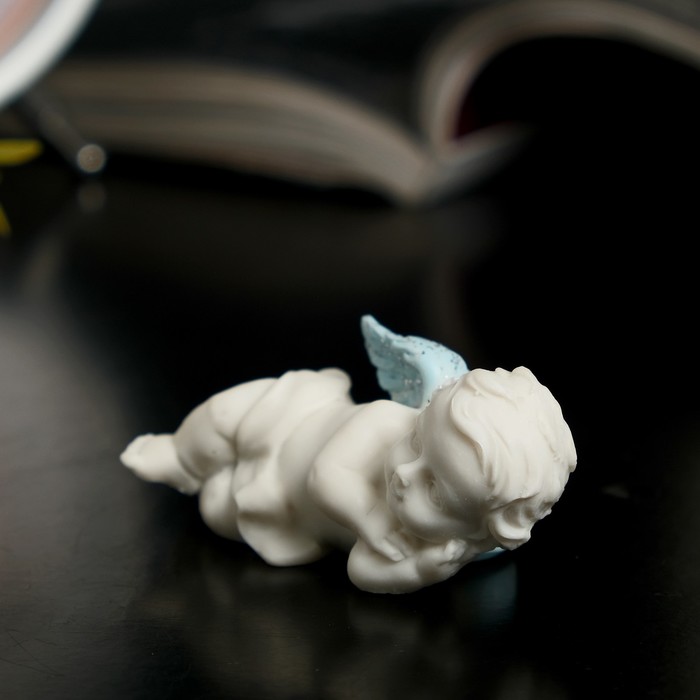 Сувенир полистоун "Маленький ангелочек отдыхает с голубыми крыльями" МИКС 2,7х3,6х6,5 см