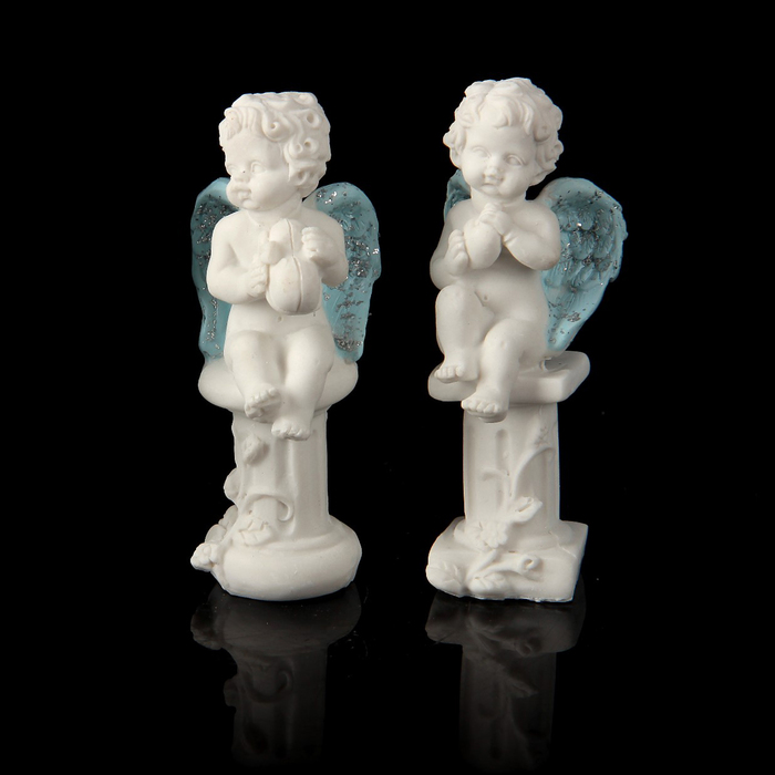 Сувенир полистоун "Ангелочек на колонне с голубыми крыльями" МИКС 8,5х3,3х4 см