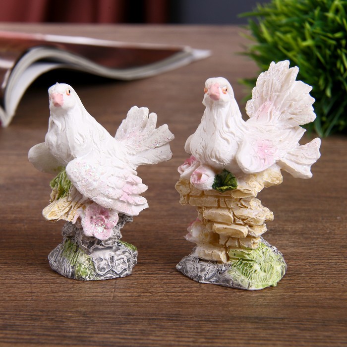 Сувенир полистоун "Голубь на камне/пеньке с цветами" МИКС 6х3,3х5 см