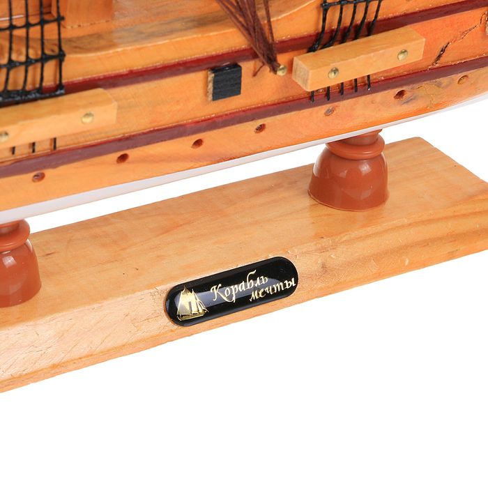 Корабль сувенирный средний «Трёхмачтовый», светлое дерево, паруса бежевые